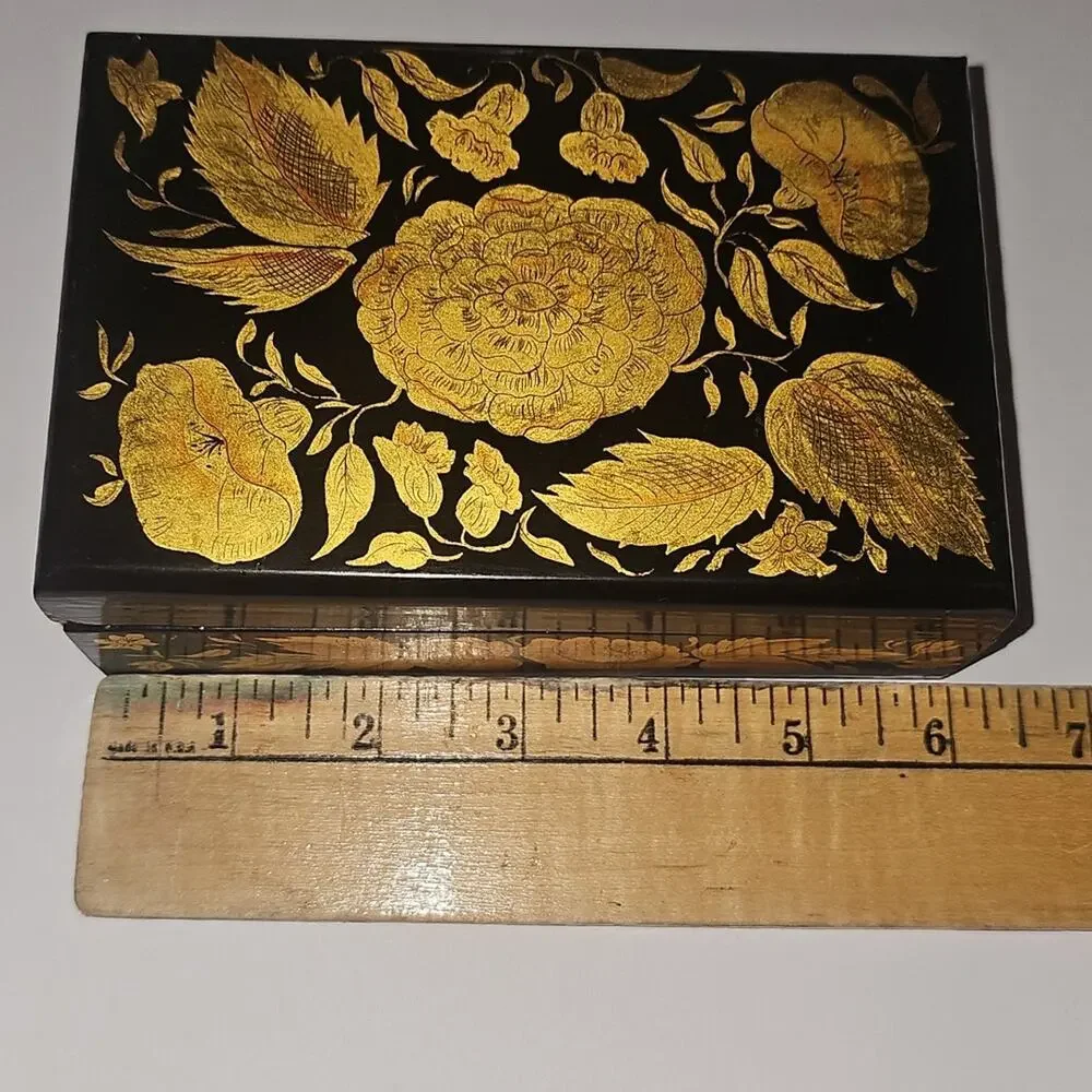 Vtg Hand Painted Floral Gold Leaf On Small Black Lacquered Box Felt Lined Asian